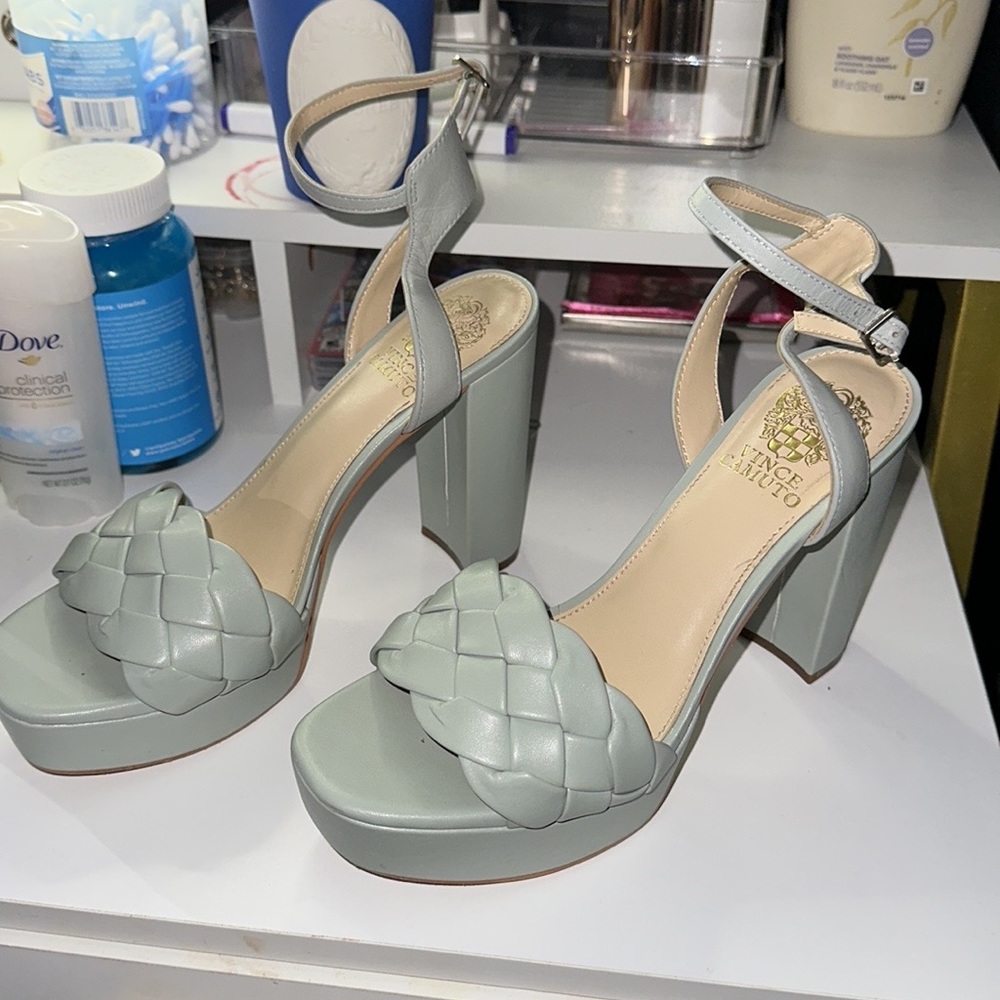VINCE CAMUTO